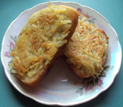Bundás kenyér burgonya és sajt, tojás, hagyma (opcionális) - recept