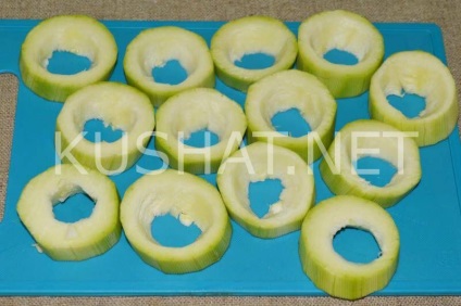 Squash töltött darált húst a kemencében (sütőben) Cukkini töltött hús a sütőben