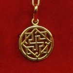 Mi amulettek és varázsa is aranyból