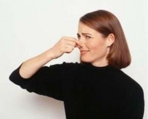 Hogyan lehet megszabadulni a szag a csövek a konyhában és a fürdőszobában