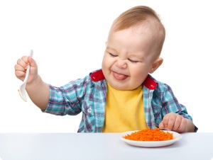 Hogyan kell tanítani a gyermeket, hogy rágni szilárd táplálékot, és miért nem rágja