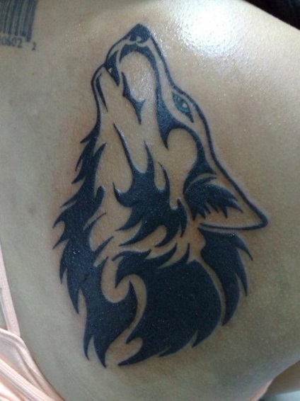 Mit jelent a „farkas” tetoválás