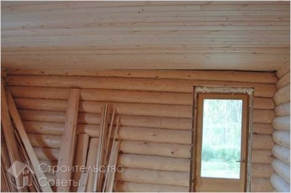 Hogyan gyorsítható a mennyezet egy faház - megemeli egy fából készült ház