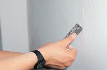 Hogyan kell festeni a falra újra, ha a festék leválik