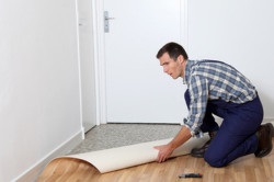 Hogyan tegye linóleum a padlón vagy egyenetlen felületre