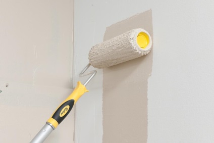 Hogyan kell festeni a falakat hengerrel videó, fotó