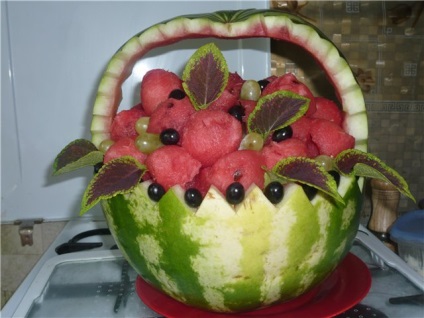 Hogyan készítsünk egy kosár vágott görögdinnye, mint egy kosár görögdinnye