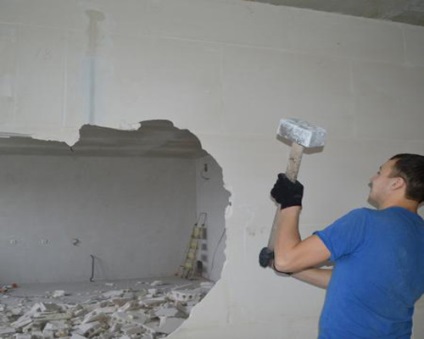 Hogyan, hogy lerombolja a fal között, a WC és a fürdőszoba módja bontási falak