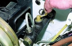 Hogyan lehet eltávolítani és javítsa ki a tengelykapcsoló főfékhenger autó VAZ-2121
