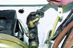 Hogyan lehet eltávolítani és javítsa ki a tengelykapcsoló főfékhenger autó VAZ-2121