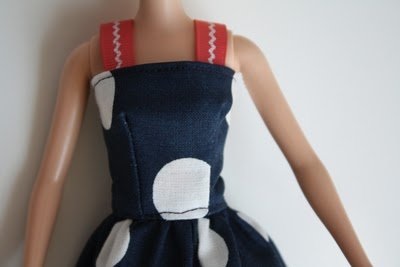 Hogyan varrni egy ruhát egy baba saját kezűleg, és áramköri mintázat