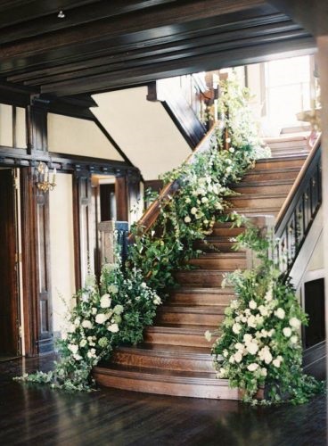 Hogyan lehet díszíteni egy lépcső az esküvőn