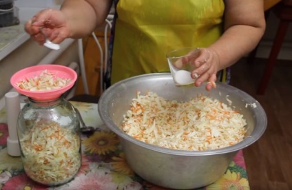 Hogyan erjedni káposzta a tél rendesen, gyors, finom (a klasszikus módon fotók)