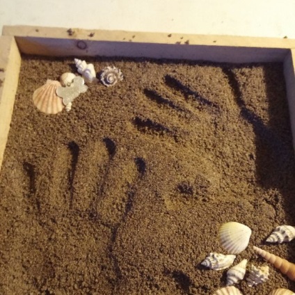 A képet a homokot a kezével, x h n d