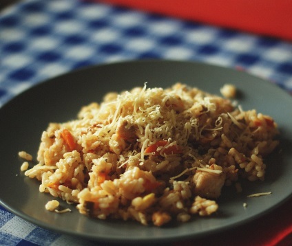 Klasszikus rizottó hús és zöldség, csirke és gomba