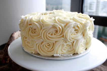 Kókuszos torta díszített krémszínű rózsák (rózsa) Kókuszos torta díszített krémszínű rózsák