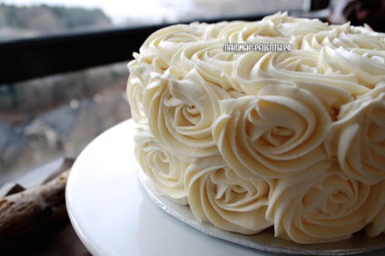 Kókuszos torta díszített krémszínű rózsák (különböző az ízlése) Kókuszos torta díszített krémszínű rózsák