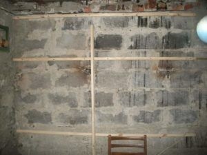 Rögzítés fát a fal tégla és beton csavarokkal