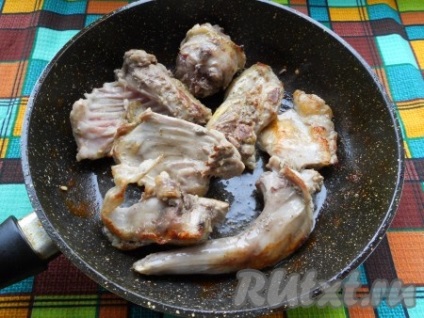 Nyúl párolt tejszínes mártásban a sütőben - egy recept fotó (tejföl) Nyúl párolt tejszínes mártásban a sütőben - a recept egy fotó