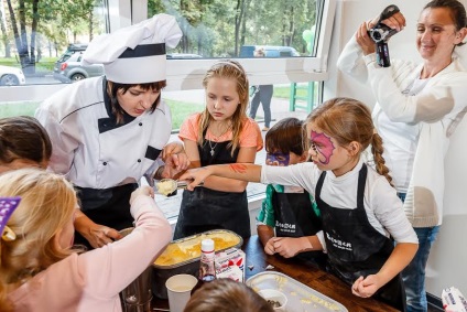 Főzés osztályok a gyermekek számára a kávézó konyha