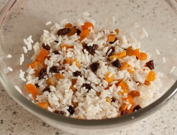 Csirke töltött rizs és szárított gyümölcsök