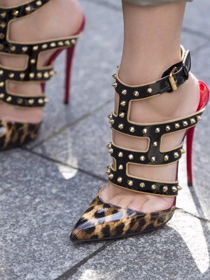 Louboutin tüskés cipő és egy fotót cipők