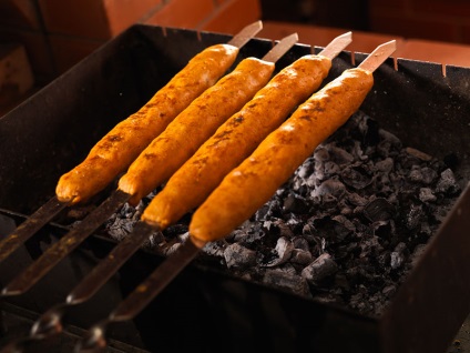 Kebab csirke és burgonyát Stalik Khankishiyeva (kebab) Kebab csirke és a burgonya Stalik Khankishiyeva