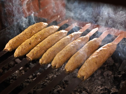 Kebab csirke és burgonyát Stalik Khankishiyeva (kebab) Kebab csirke és a burgonya Stalik Khankishiyeva