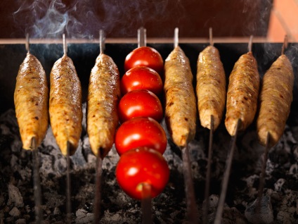 Kebab csirke és burgonyát Stalik Khankishiyeva (kebab) Kebab csirke és a burgonya Stalik Khankishiyeva