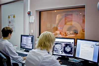 Mágneses rezonancia képalkotás azt mutatja, hogy az MRI-e csinálni egy MRI