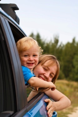 Anya anyáknak, hogy játszanak a gyermek az autóban