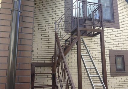 Metal lépcsőház kívül terasz a második emeleten egy fém vas fotó adni