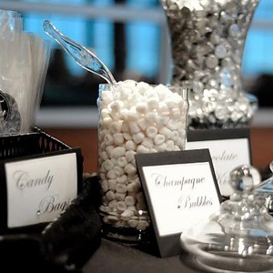 Fashion trend cukorkát vagy édes táblázat az esküvőre
