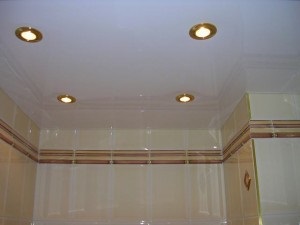 Натяжні стелі в ванну кімнату особливості і правила монтажу