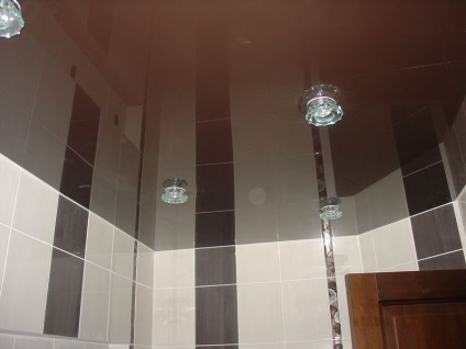 Álmennyezet a fürdőszobában lépéseket fotoinstruktsii szerelési technológia