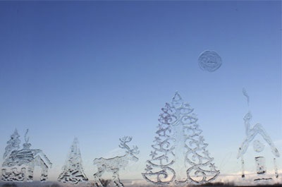 Karácsonyi díszek az ablakon a kezét (ő) Karácsonyi díszek az ablakon kezével