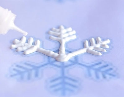 Karácsonyi díszek az ablakon a kezét (ő) Karácsonyi díszek az ablakon kezével