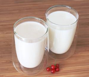 Az előnyök és veszélyek a savanyú tej