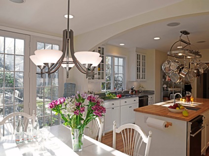 Világítás a konyhában, az ötlet a funkcionális design és helyét lámpatestek, és szép példája