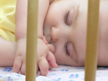 Miért a gyermek mozgásaival álmában nyögi, borzongás, sír, sikolyok