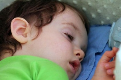 Чому у дитини відкриті очі під час сну