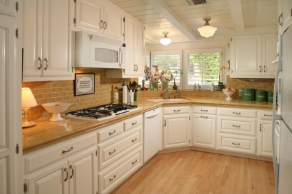 Ablakpárkányok, pulton a konyhában, bár és mosogató az ablak alatt a konyha  belső
