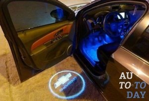 Backlight autók ajtók logó tartalmazza a tuning (LED-es izzók) Illumination ajtó autó egy emblémát, amely magában foglal egy tuning
