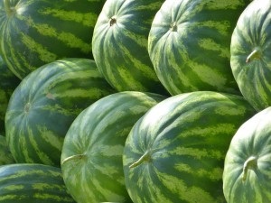 Csíkos treat - hogyan válasszuk ki a érett görögdinnye és finom