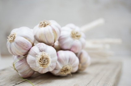 A használata fokhagyma (Vitamin Vitamin Vitamin Vitamin) Az előnyök a fokhagyma