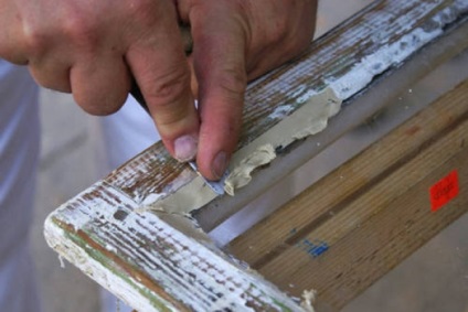 Lépésről lépésre útmutató, hogy felszámolják a régi festék fa ablakok