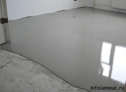 Szabályzat laminát a padlón (laminált kezével) Szabályzat laminát a padlón