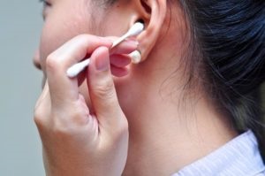 Pattanás a fülcimpa fájdalom - okok, mit kell tenni, hogyan kell szorítani