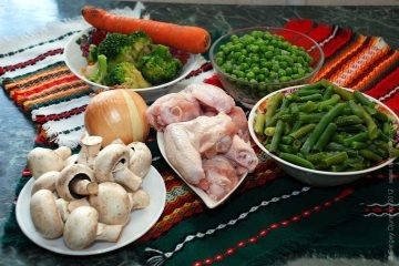 Pörkölt csirke, gomba, zöldségek és fűszernövények