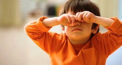 A gyermek megdörzsöli a szemét - az okokat, mit kell tenni